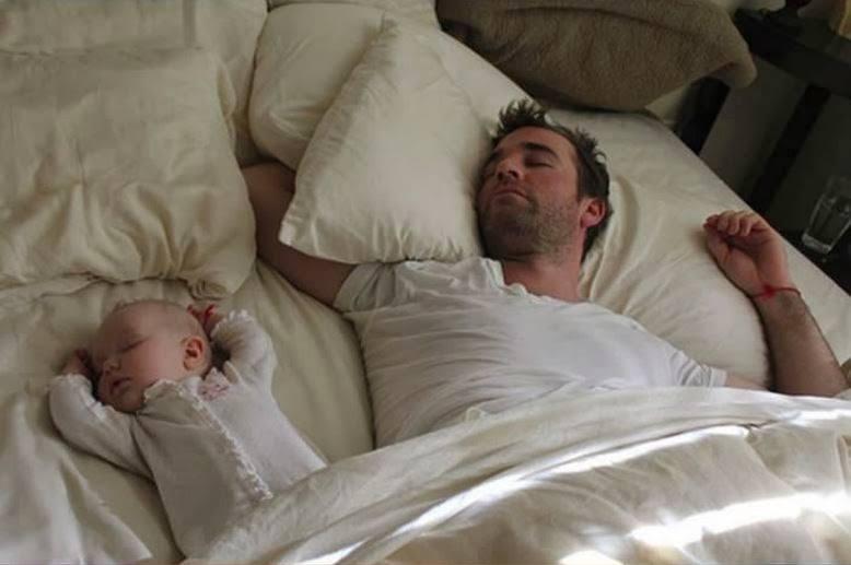 Il Magico Rapporto tra Padre e Figlio: Bimbi e Papà nella stessa Posa