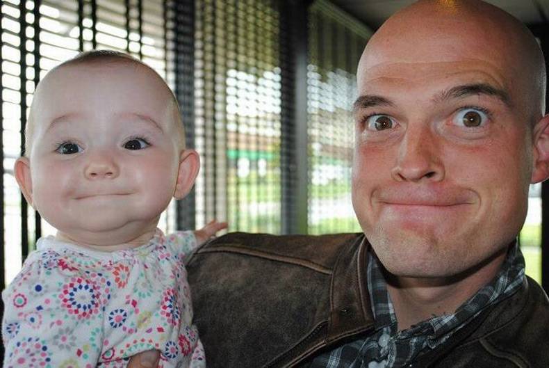 Il Magico Rapporto tra Padre e Figlio: Bimbi e Papà nella stessa Posa