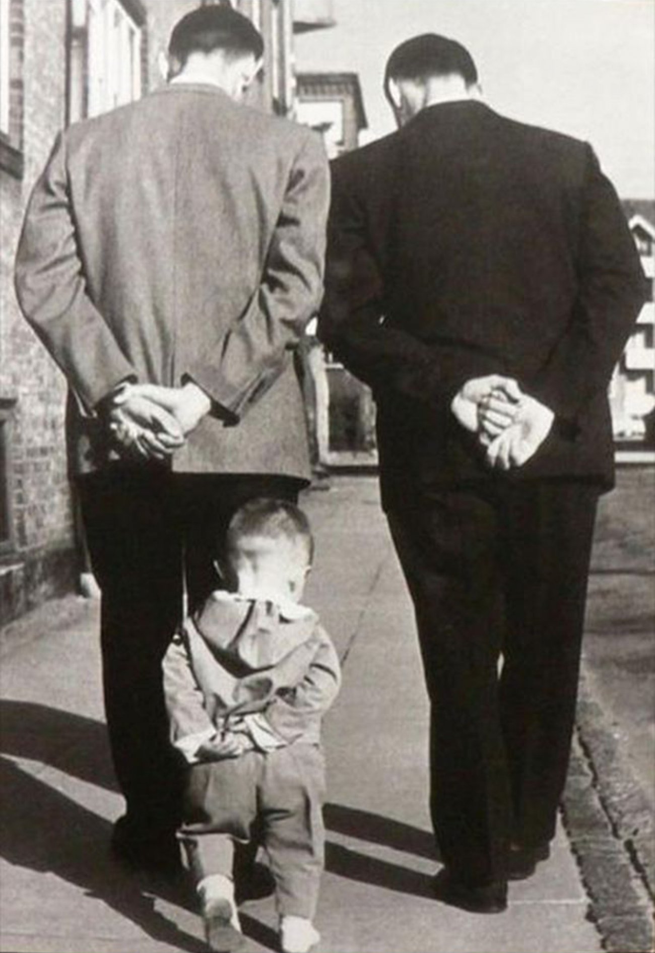 Il Magico Rapporto tra Padre e Figlio: Bimbi e Papà nella stessa Posa