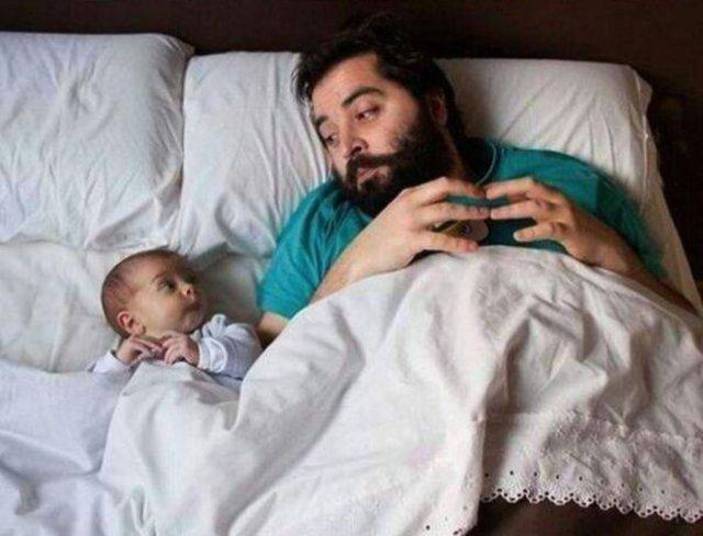 Il Magico Rapporto tra Padre e Figlio: Bimbi e Papà nella stessa Posa