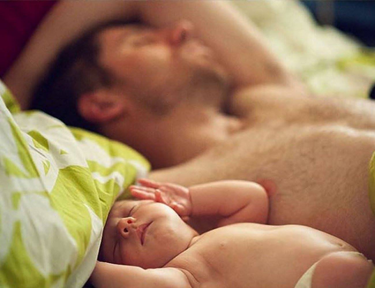 Il Magico Rapporto tra Padre e Figlio: Bimbi e Papà nella stessa Posa