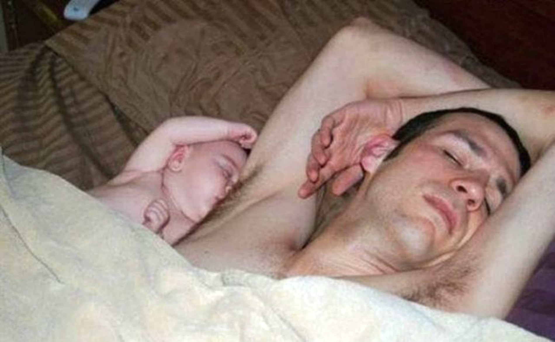 Il Magico Rapporto tra Padre e Figlio: Bimbi e Papà nella stessa Posa