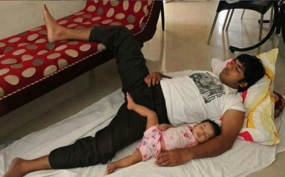 Il Magico Rapporto tra Padre e Figlio: Bimbi e Papà nella stessa Posa