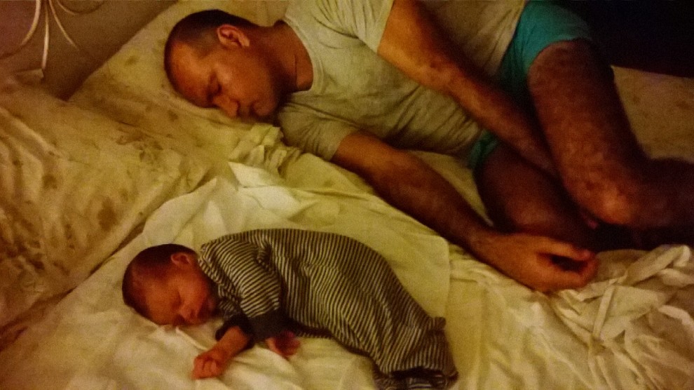Il Magico Rapporto tra Padre e Figlio: Bimbi e Papà nella stessa Posa