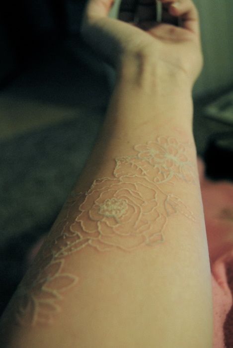 Tatuaggi con Inchiostro Bianco: la Nuova Tendenza per un Look Sensuale!