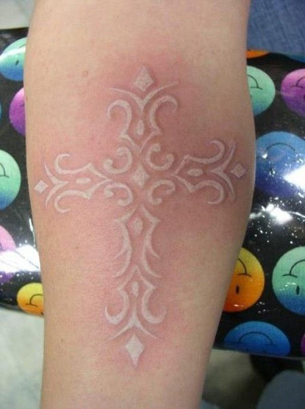 Tatuaggi con Inchiostro Bianco: la Nuova Tendenza per un Look Sensuale!
