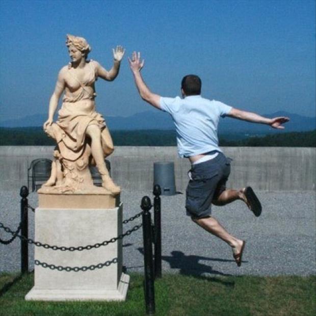 Le Foto Più Assurde e Divertenti di Persone in Posa con le Statue