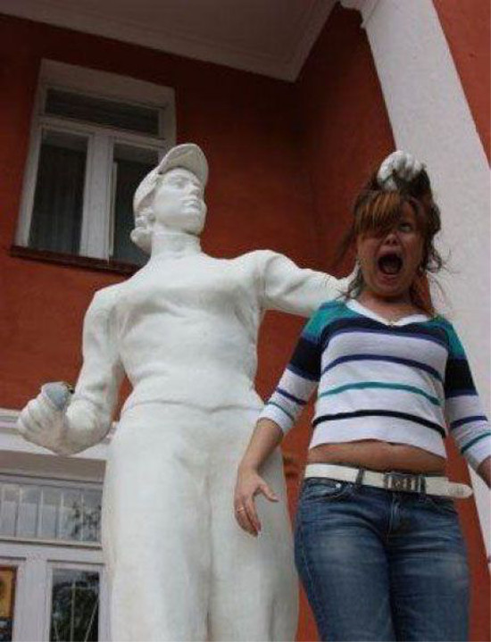 Le Foto Più Assurde e Divertenti di Persone in Posa con le Statue