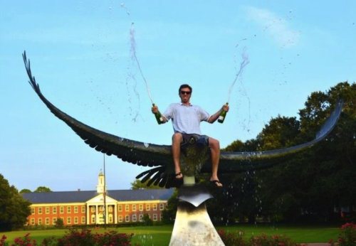 Le Foto Più Assurde e Divertenti di Persone in Posa con le Statue