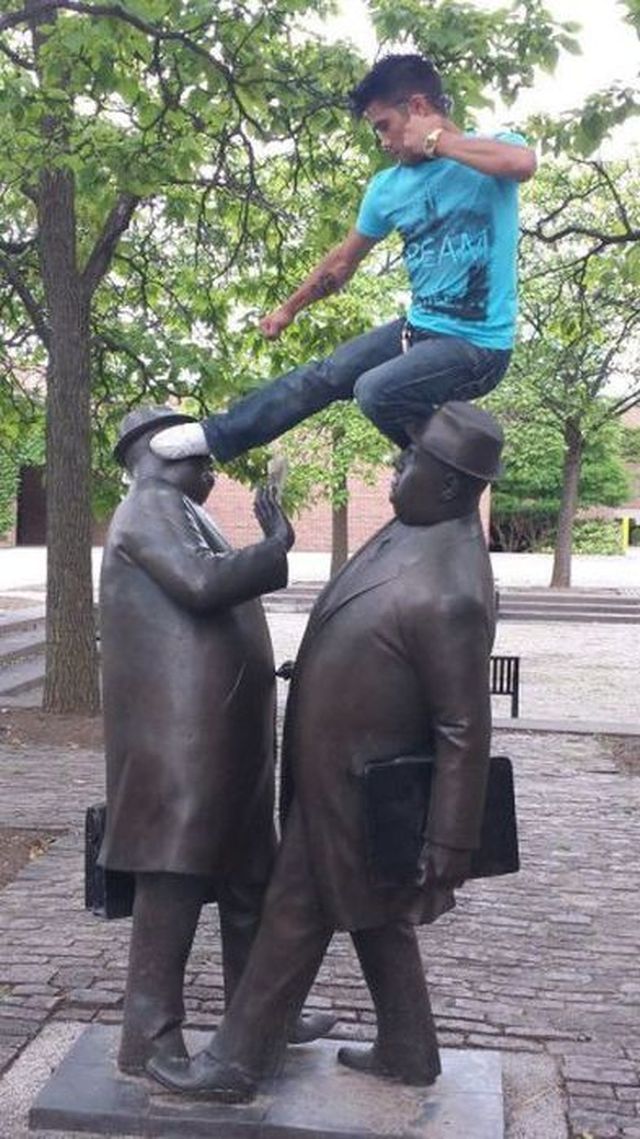Le Foto Più Assurde e Divertenti di Persone in Posa con le Statue