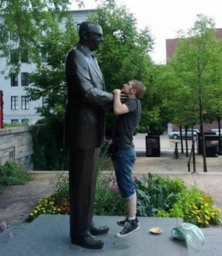 Le Foto Più Assurde e Divertenti di Persone in Posa con le Statue