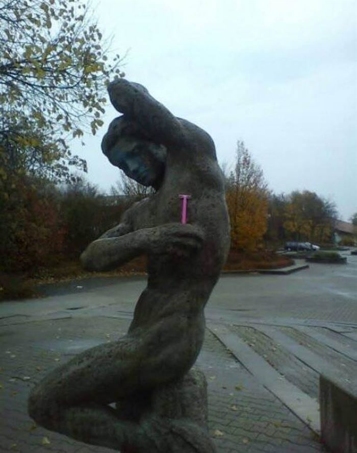 Le Foto Più Assurde e Divertenti di Persone in Posa con le Statue
