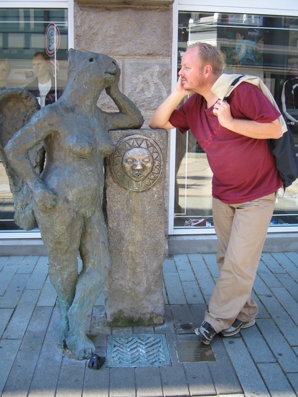 Le Foto Più Assurde e Divertenti di Persone in Posa con le Statue