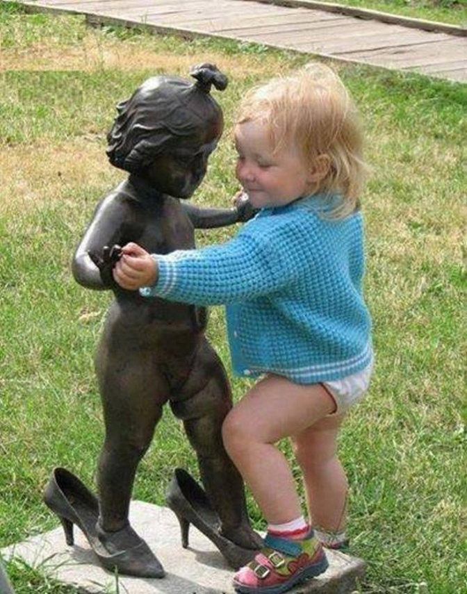 Le Foto Più Assurde e Divertenti di Persone in Posa con le Statue
