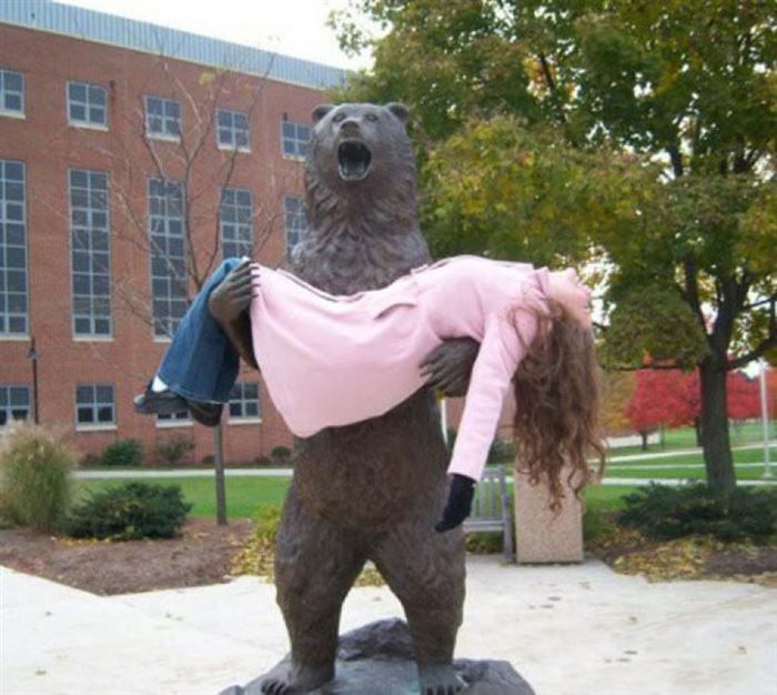 Le Foto Più Assurde e Divertenti di Persone in Posa con le Statue
