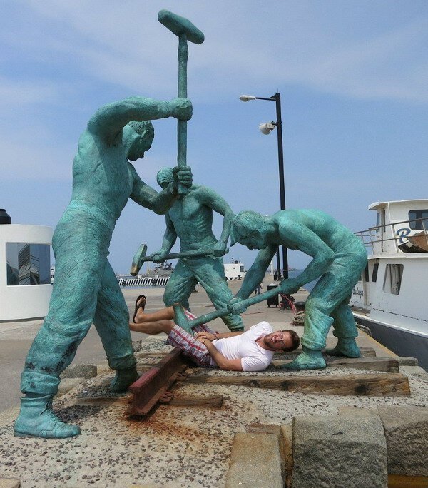 Le Foto Più Assurde e Divertenti di Persone in Posa con le Statue