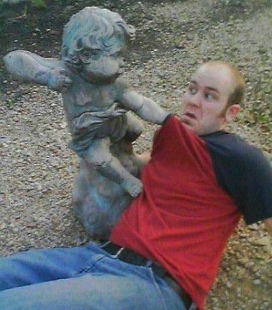 Le Foto Più Assurde e Divertenti di Persone in Posa con le Statue