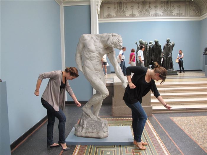 Le Foto Più Assurde e Divertenti di Persone in Posa con le Statue