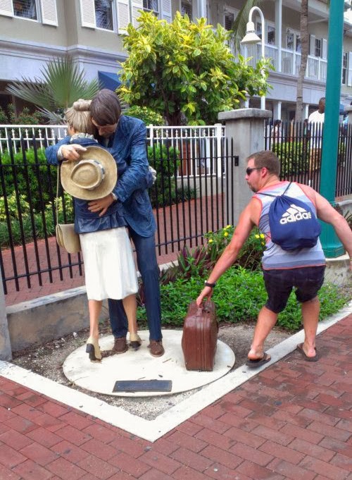 Le Foto Più Assurde e Divertenti di Persone in Posa con le Statue