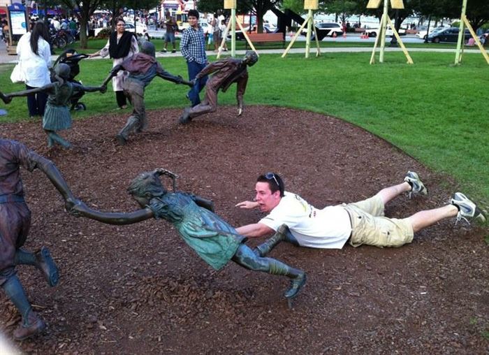 Le Foto Più Assurde e Divertenti di Persone in Posa con le Statue