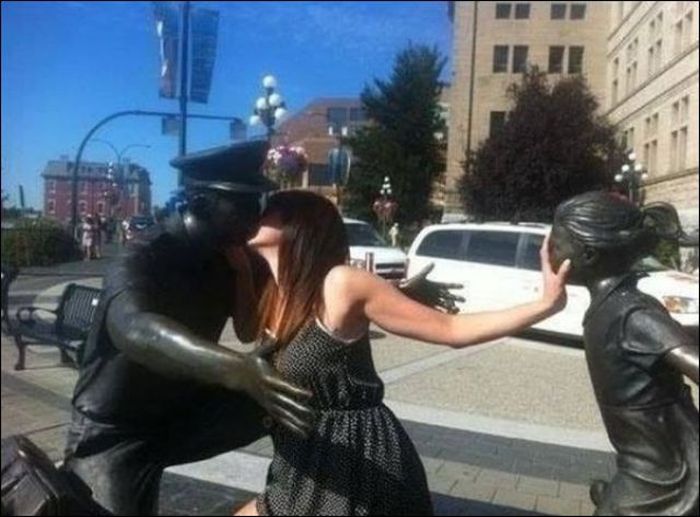 Le Foto Più Assurde e Divertenti di Persone in Posa con le Statue
