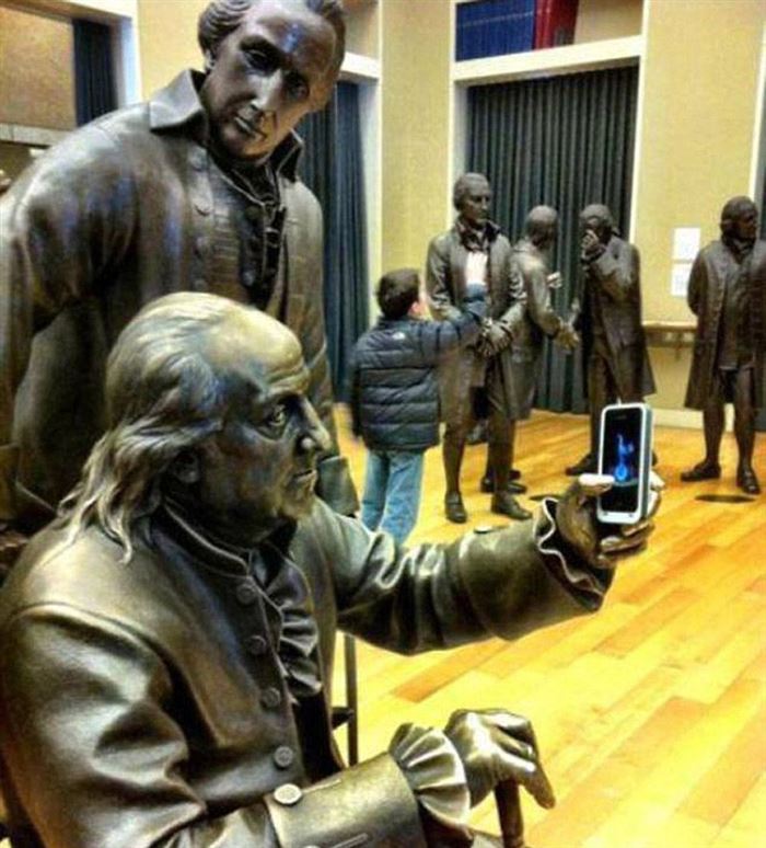 Le Foto Più Assurde e Divertenti di Persone in Posa con le Statue