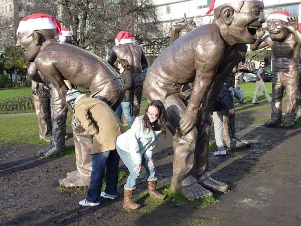 Le Foto Più Assurde e Divertenti di Persone in Posa con le Statue