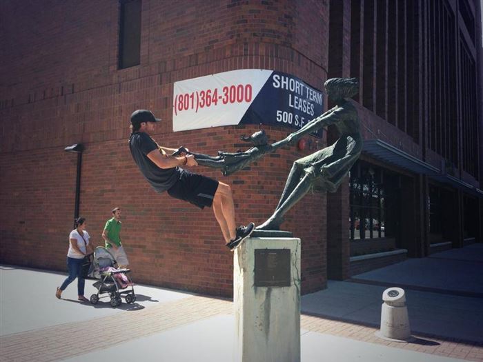 Le Foto Più Assurde e Divertenti di Persone in Posa con le Statue
