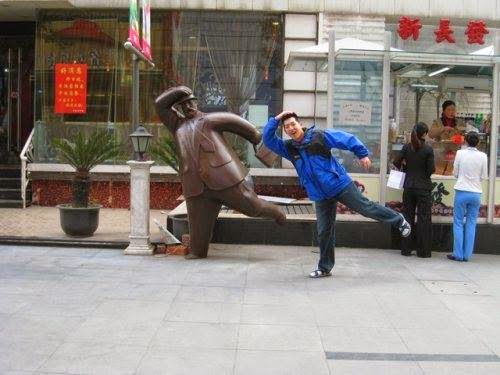 Le Foto Più Assurde e Divertenti di Persone in Posa con le Statue