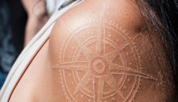 Tatuaggi con Inchiostro Bianco: la Nuova Tendenza per un Look Sensuale!