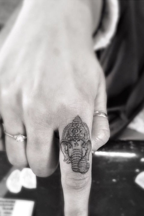 Tatuaggi sulle dita della mano: 25 idee da cui prendere ispirazione