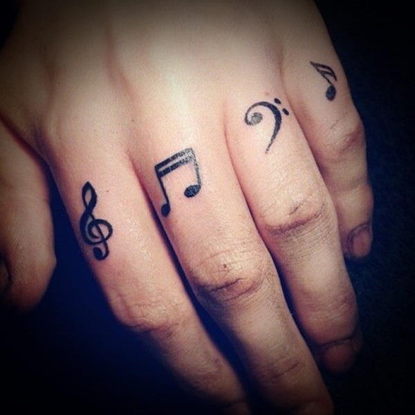 Tatuaggi sulle dita della mano: 25 idee da cui prendere ispirazione