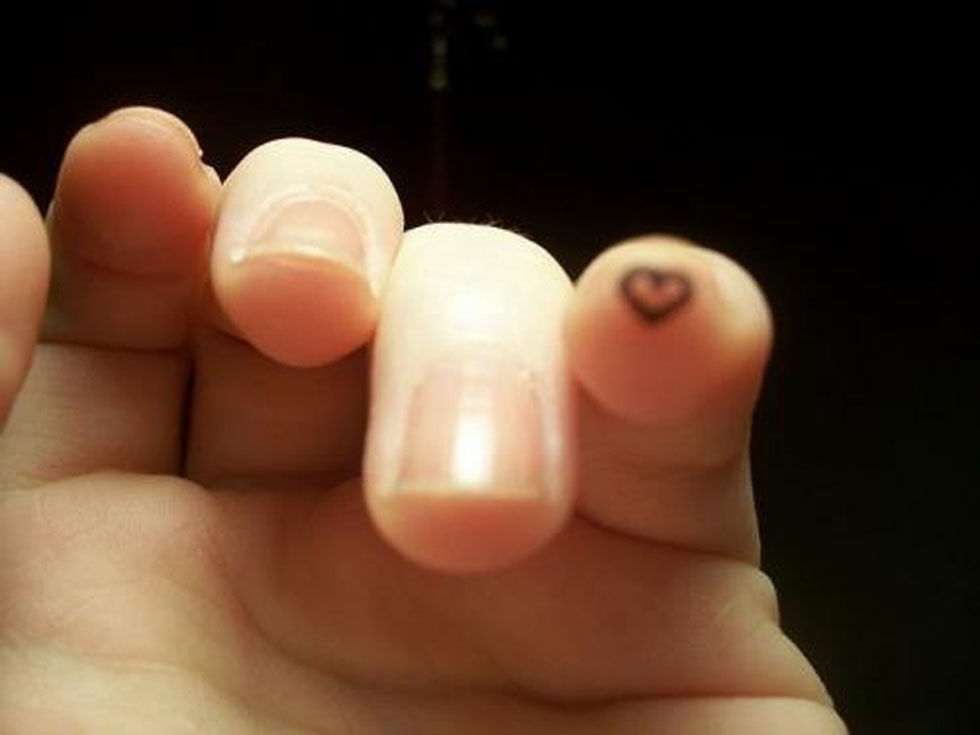 Tatuaggi sulle dita della mano: 25 idee da cui prendere ispirazione
