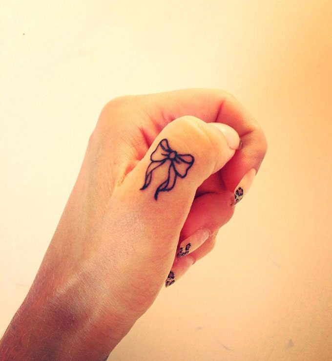 Tatuaggi sulle dita della mano: 25 idee da cui prendere ispirazione