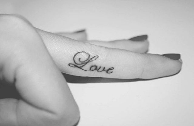 Tatuaggi sulle dita della mano: 25 idee da cui prendere ispirazione