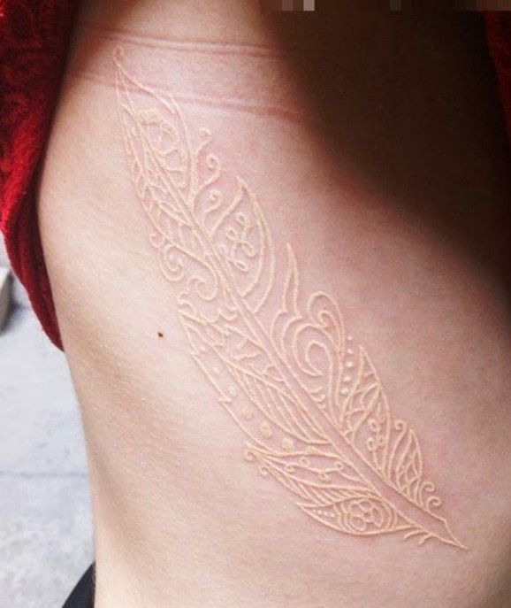Tatuaggi con Inchiostro Bianco: la Nuova Tendenza per un Look Sensuale!
