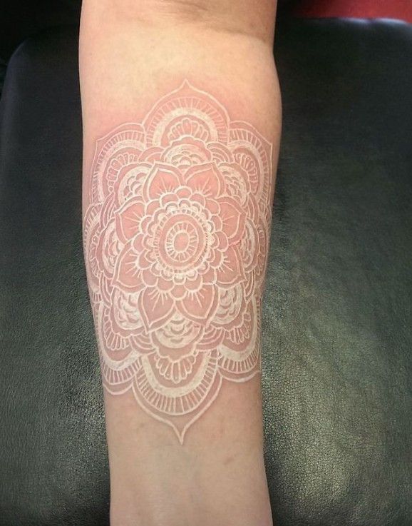 Tatuaggi con Inchiostro Bianco: la Nuova Tendenza per un Look Sensuale!