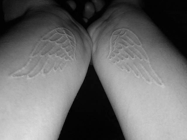 Tatuaggi con Inchiostro Bianco: la Nuova Tendenza per un Look Sensuale!