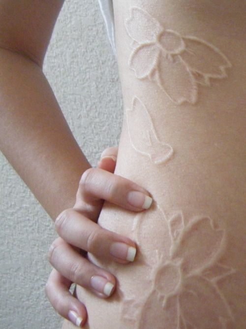 Tatuaggi con Inchiostro Bianco: la Nuova Tendenza per un Look Sensuale!