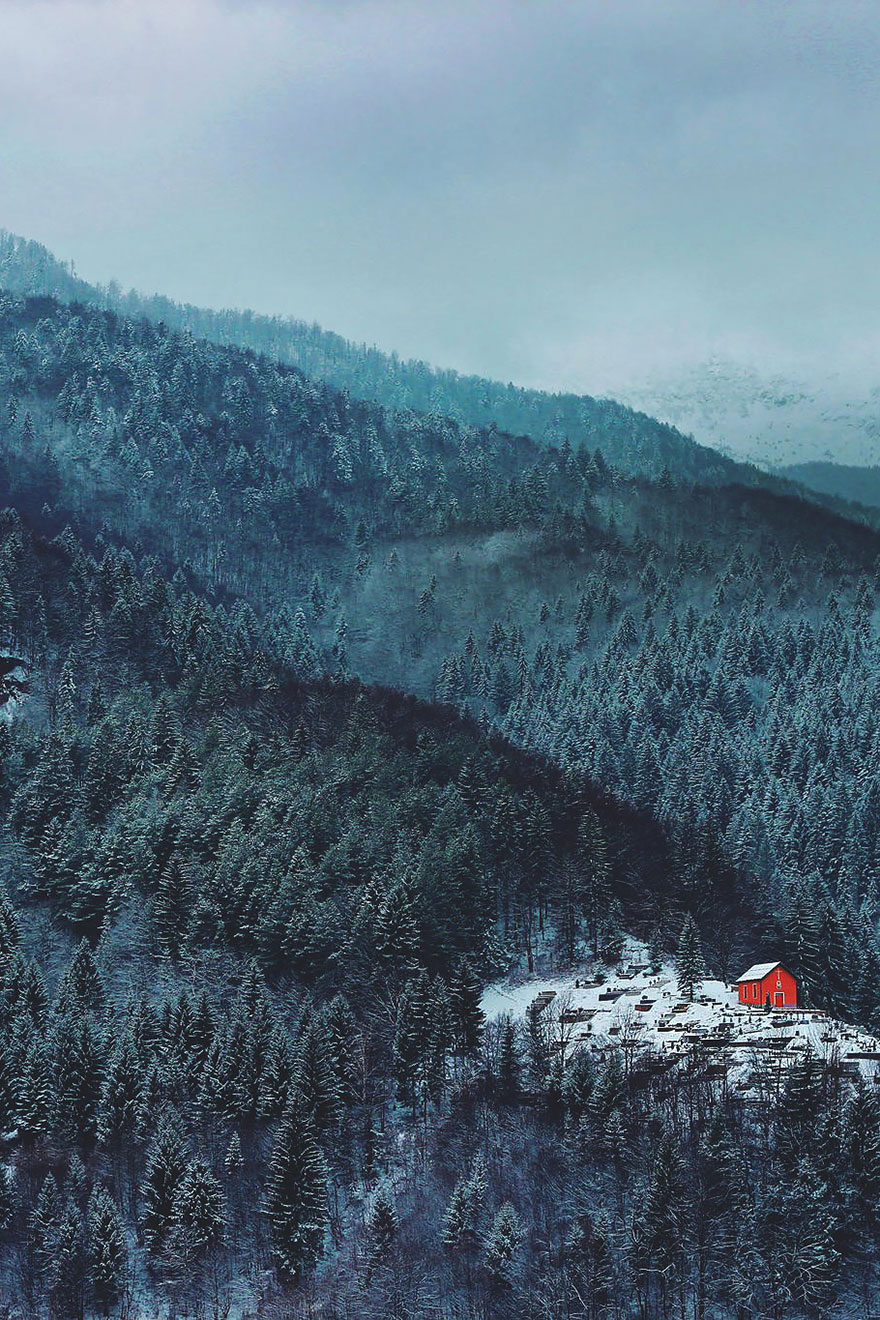 20 Suggestive Case Immerse nei Maestosi Paesaggi Invernali