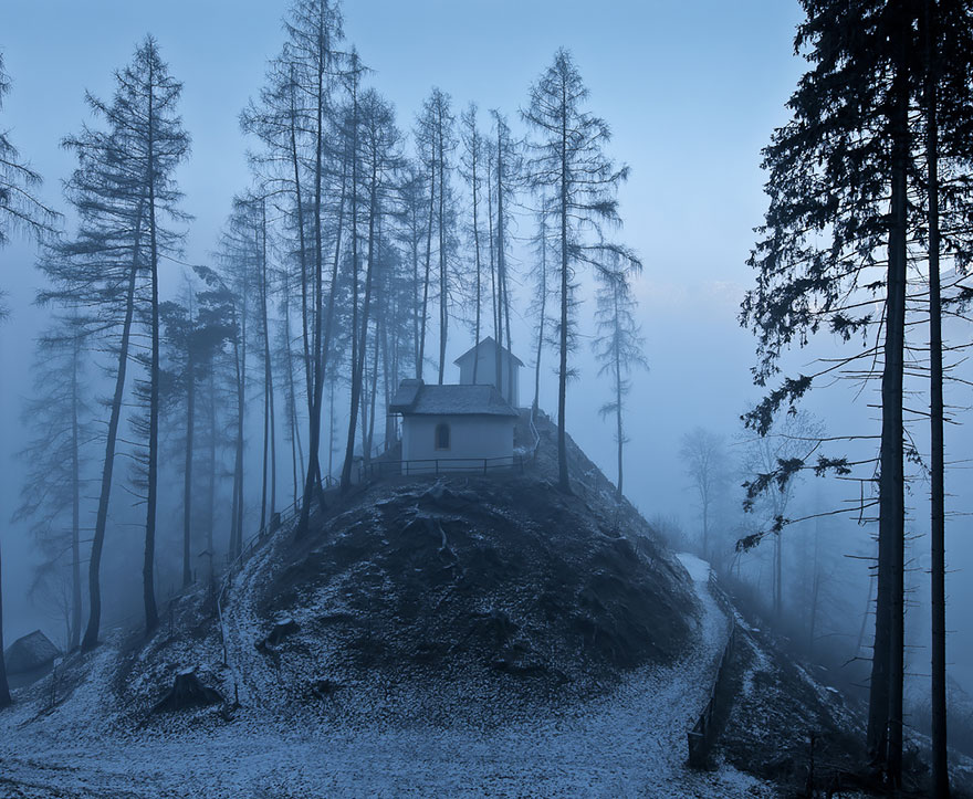 20 Suggestive Case Immerse nei Maestosi Paesaggi Invernali