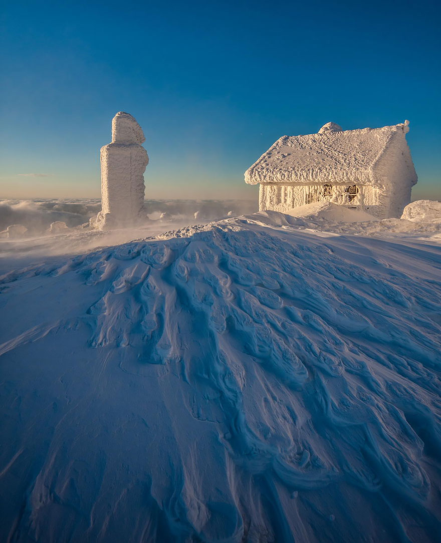 20 Suggestive Case Immerse nei Maestosi Paesaggi Invernali
