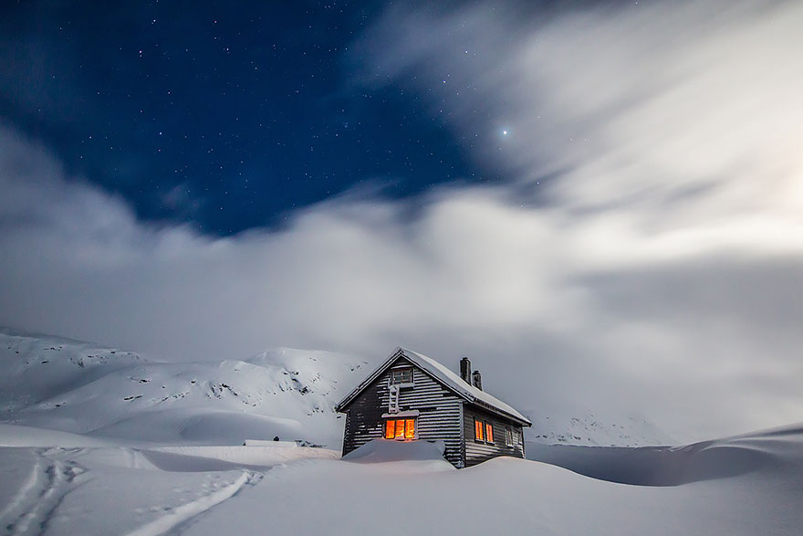 20 Suggestive Case Immerse nei Maestosi Paesaggi Invernali