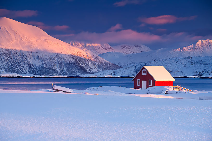 20 Suggestive Case Immerse nei Maestosi Paesaggi Invernali