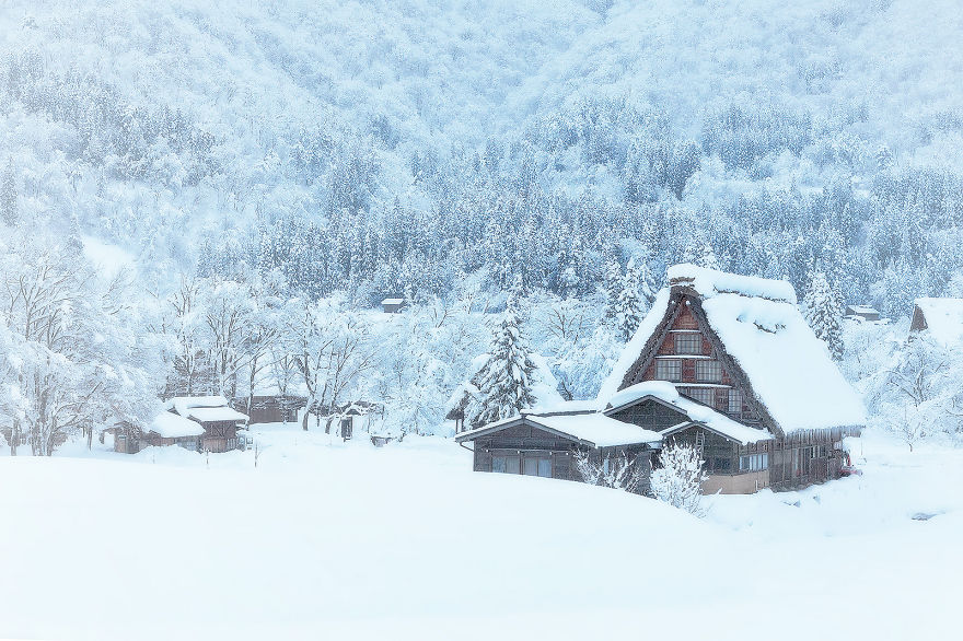 20 Suggestive Case Immerse nei Maestosi Paesaggi Invernali