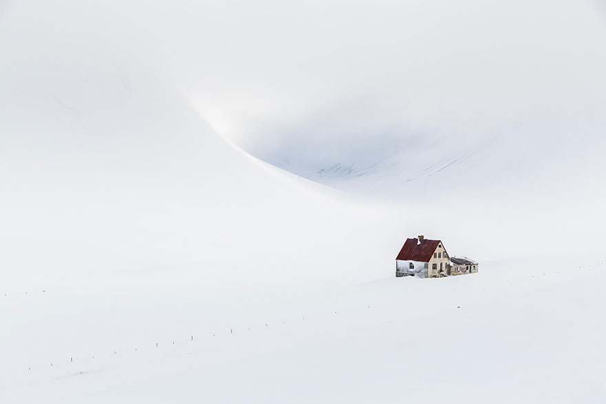 20 Suggestive Case Immerse nei Maestosi Paesaggi Invernali