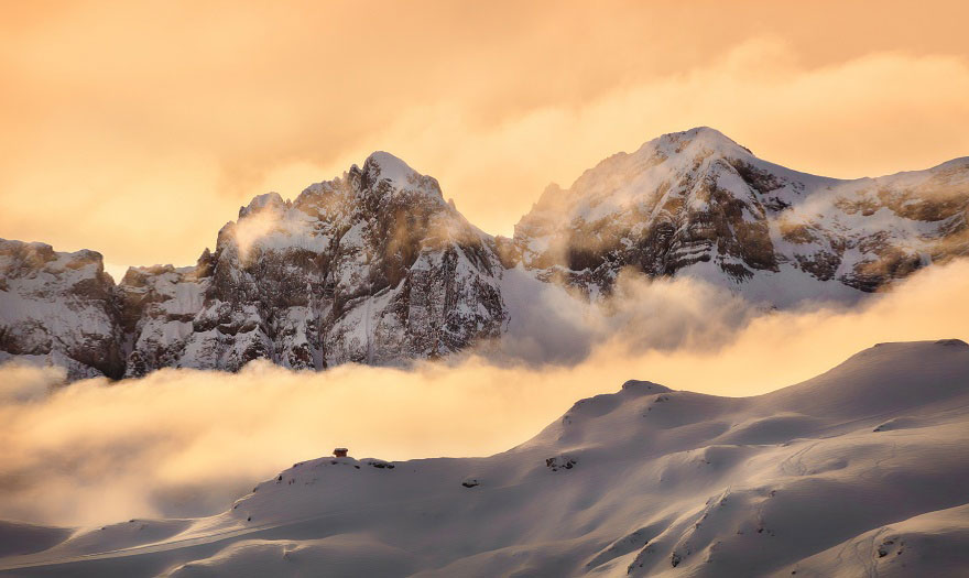 20 Suggestive Case Immerse nei Maestosi Paesaggi Invernali