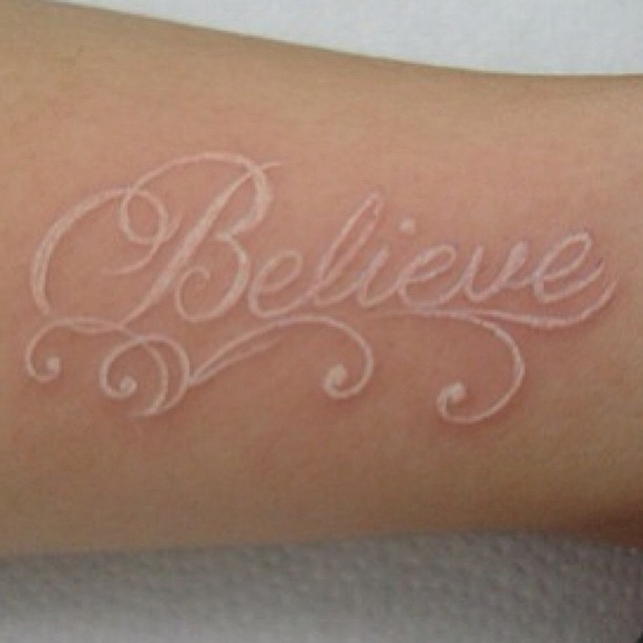 Tatuaggi con Inchiostro Bianco: la Nuova Tendenza per un Look Sensuale!