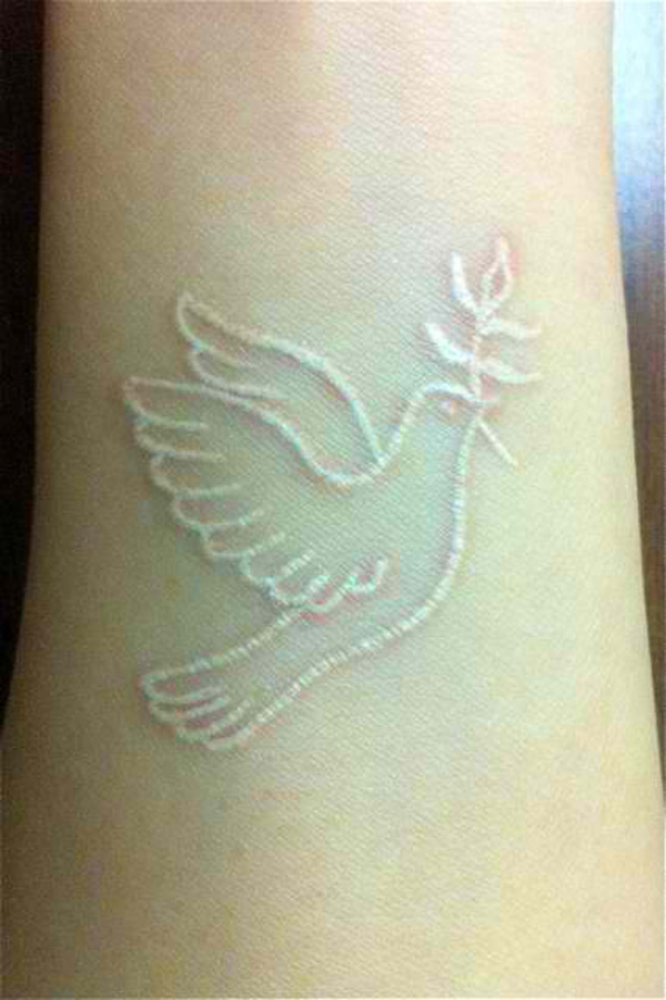 Tatuaggi con Inchiostro Bianco: la Nuova Tendenza per un Look Sensuale!