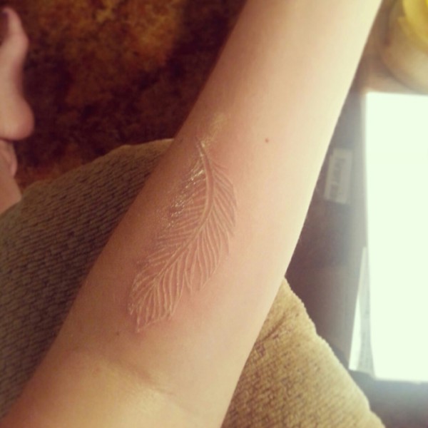Tatuaggi con Inchiostro Bianco: la Nuova Tendenza per un Look Sensuale!